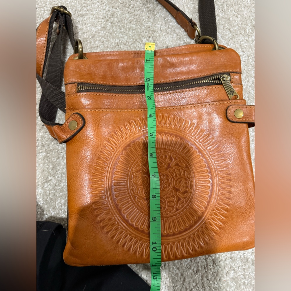 Patricia Nash Francesca full-grain, vegetable-tanned leather crossbody tooled - Picture 6 of 7